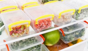 Sử dụng hộp nhựa thực phẩm để ngăn mùi 