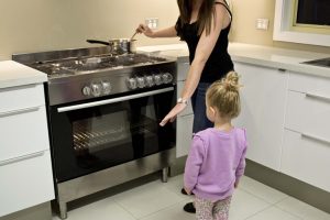 Để ý trẻ con mỗi khi nấu bằng bếp gas